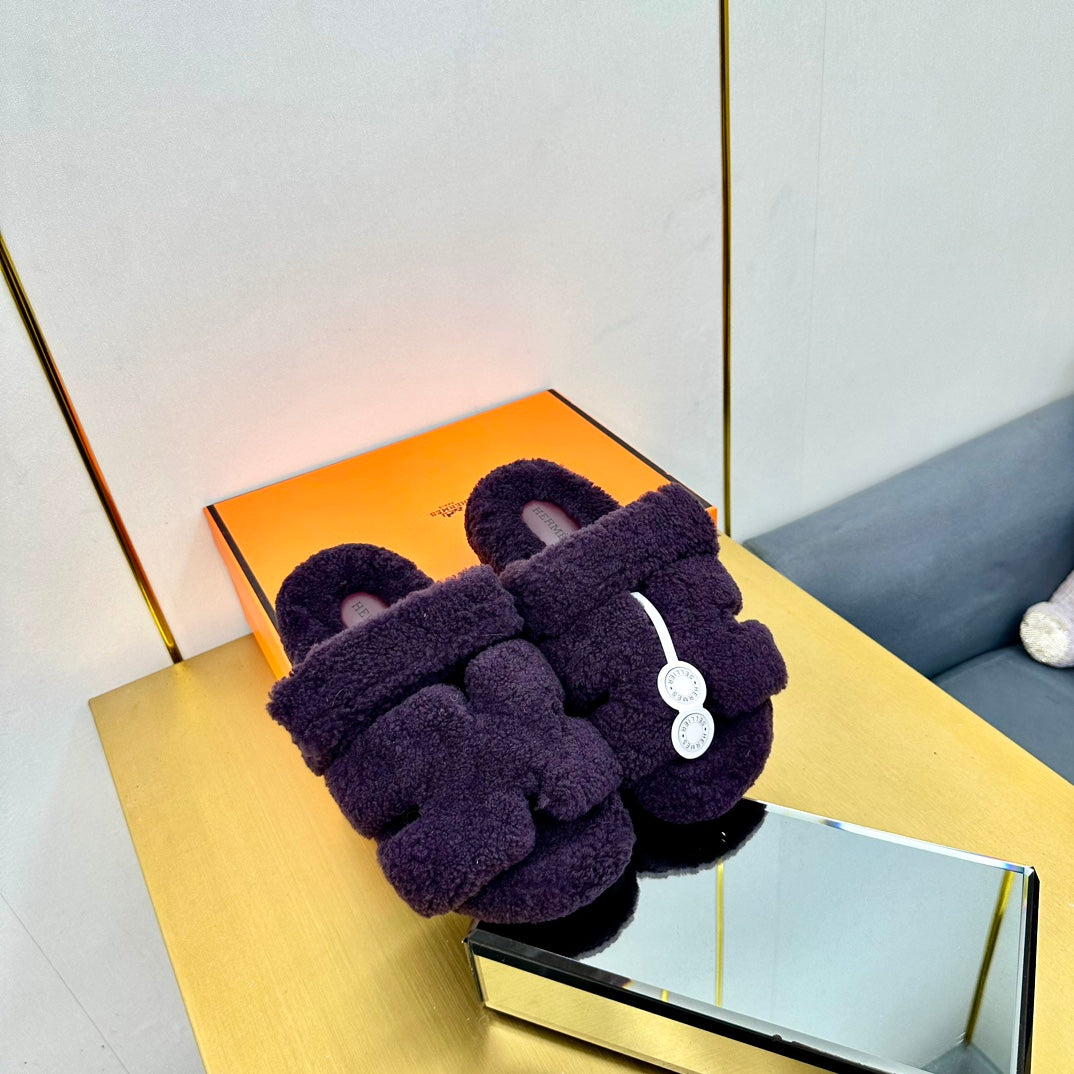 HERMES CHYPRE SANDAL IN EGGPLANT PURPLE SHEARLING