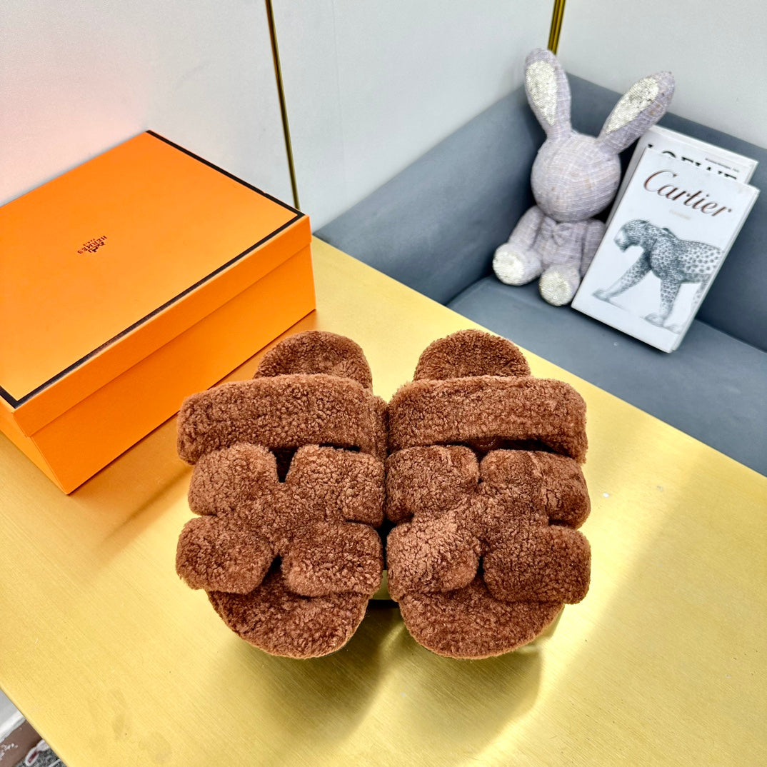 HERMES CHYPRE SANDAL IN UMBER BROWN SHEARLING
