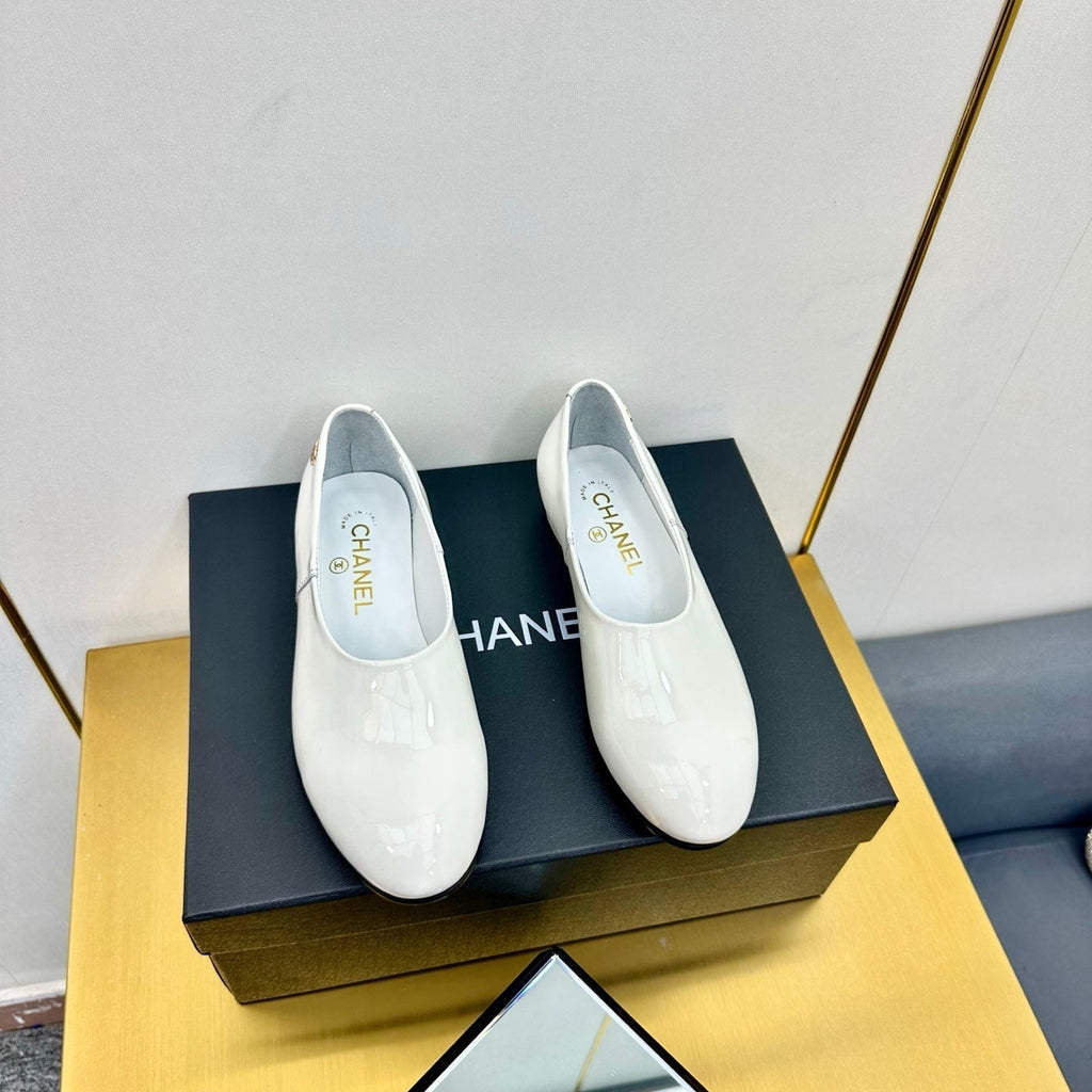 CHANEL SIMPLE FLATS 25S IN WHITE GLOSSY LEATHER