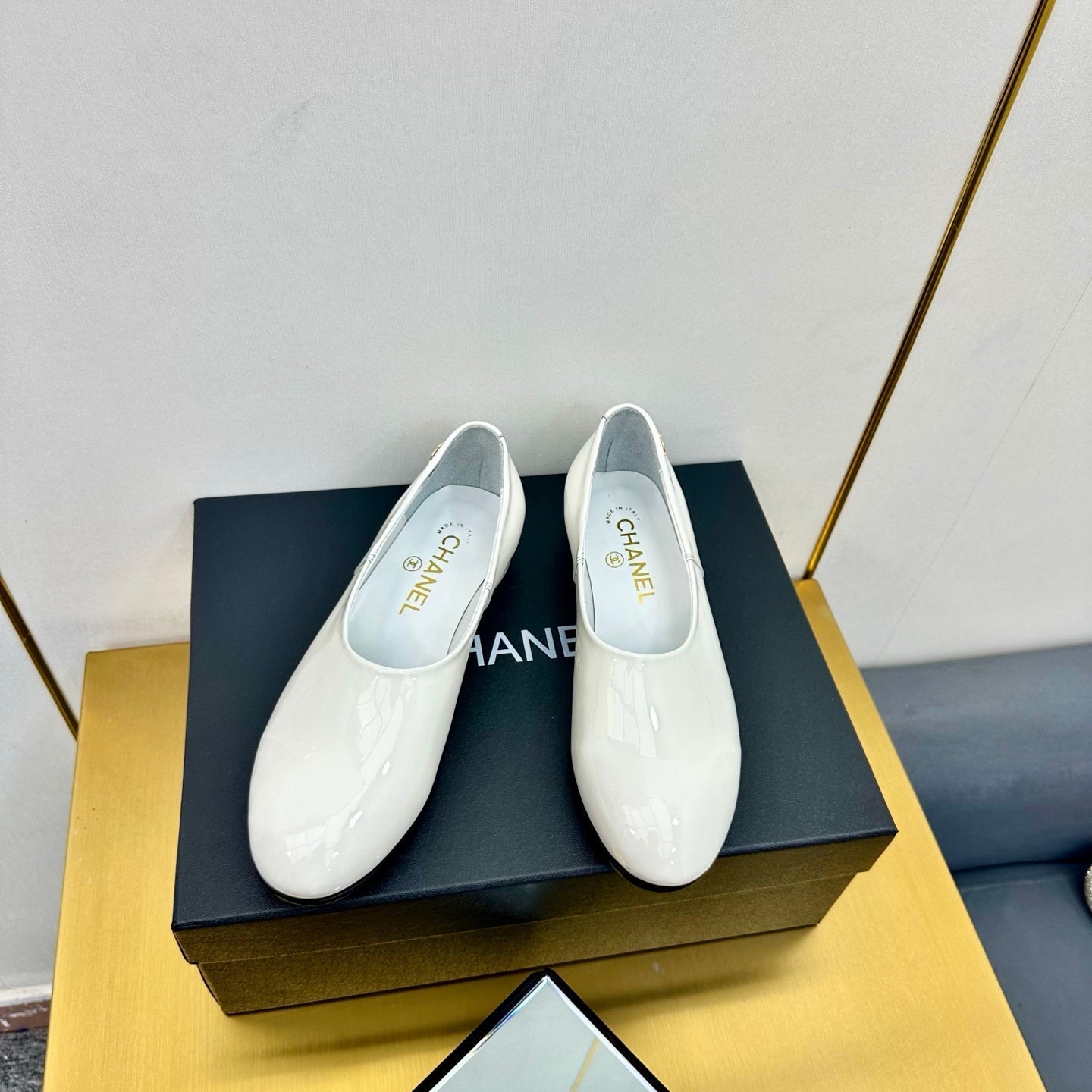 CHANEL SIMPLE FLATS 25S IN WHITE GLOSSY LEATHER