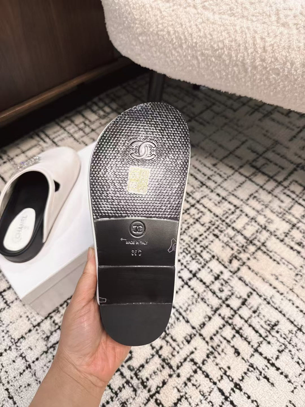 CHANEL FLAT MULES IN WHITE CALFSKIN