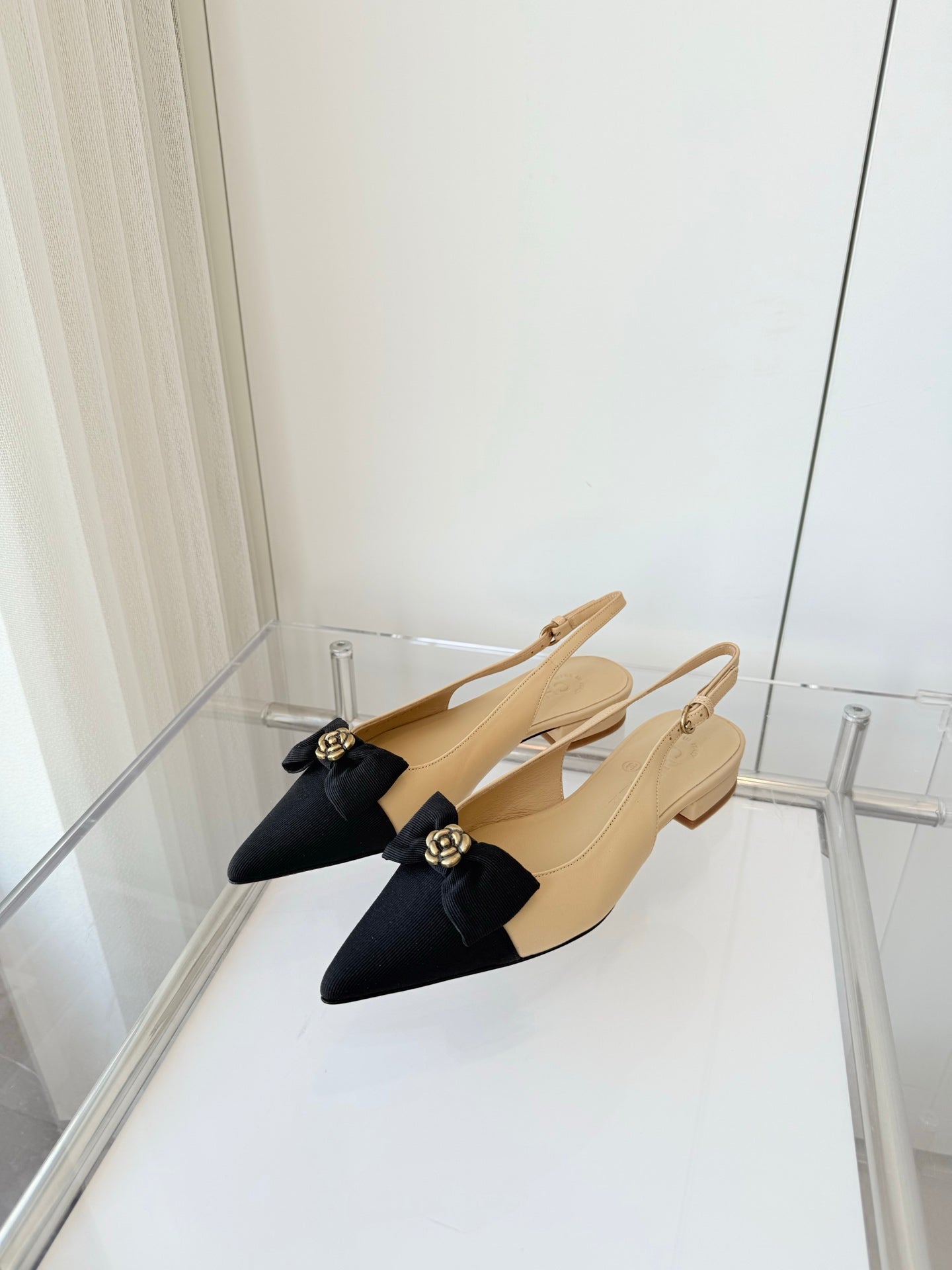 CHANEL SLINGBACKS 18 MM IN BEIGE CALFSKIN MIX BLACK CANVAS