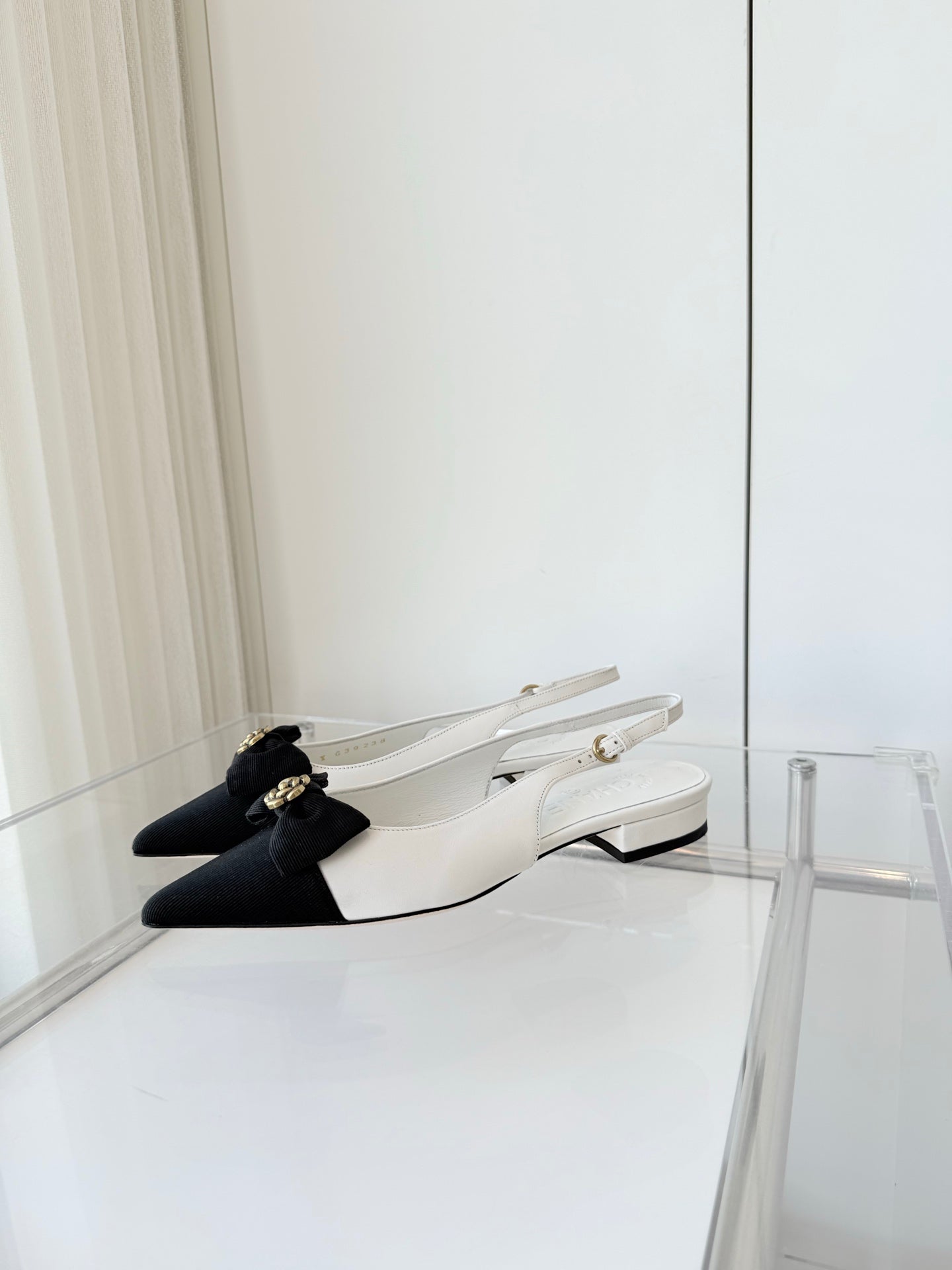 CHANEL SLINGBACKS 18 MM IN WHITE CALFSKIN MIX BLACK CANVAS