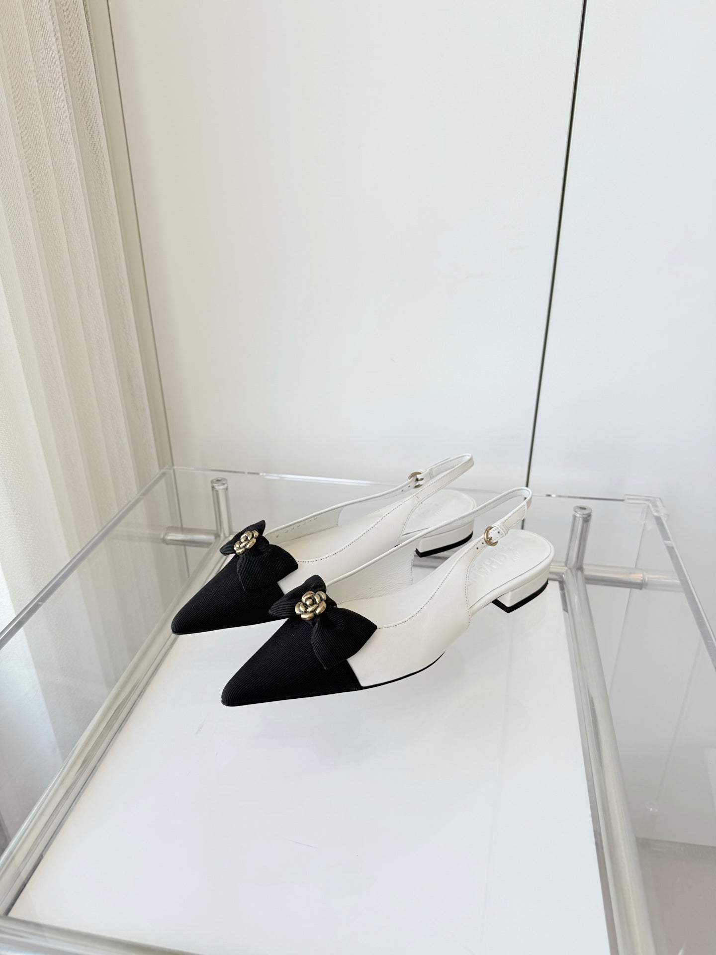 CHANEL SLINGBACKS 18 MM IN WHITE CALFSKIN MIX BLACK CANVAS
