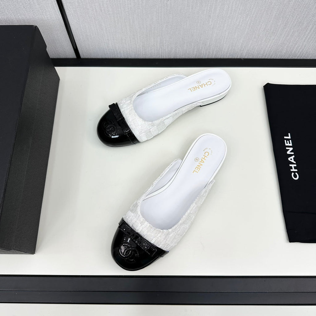 CHANEL BOW MULE IN WHITE FABRIC AND BLACK CALFSKIN
