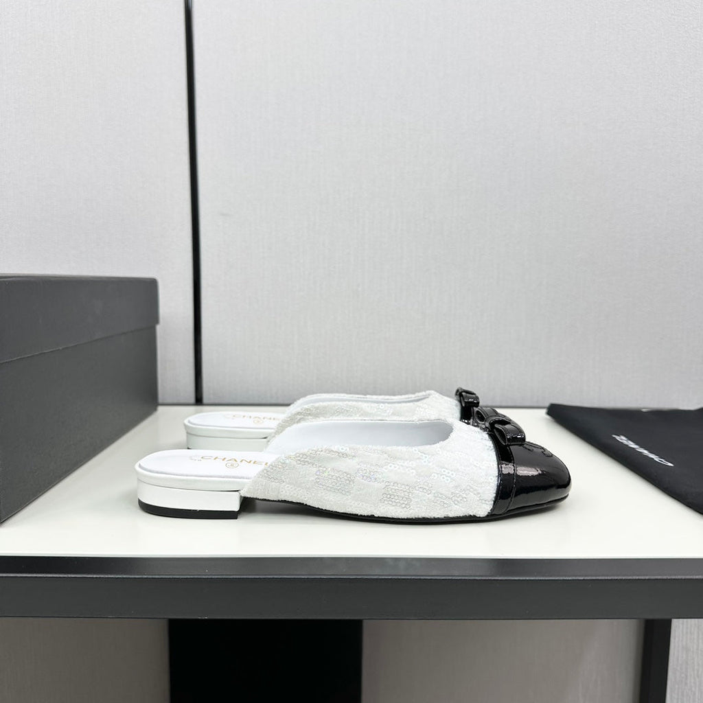 CHANEL BOW MULE IN WHITE FABRIC AND BLACK CALFSKIN