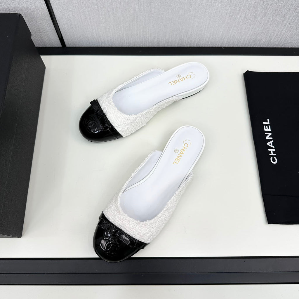 CHANEL BOW MULE IN WHITE FUR AND BLACK CALFSKIN
