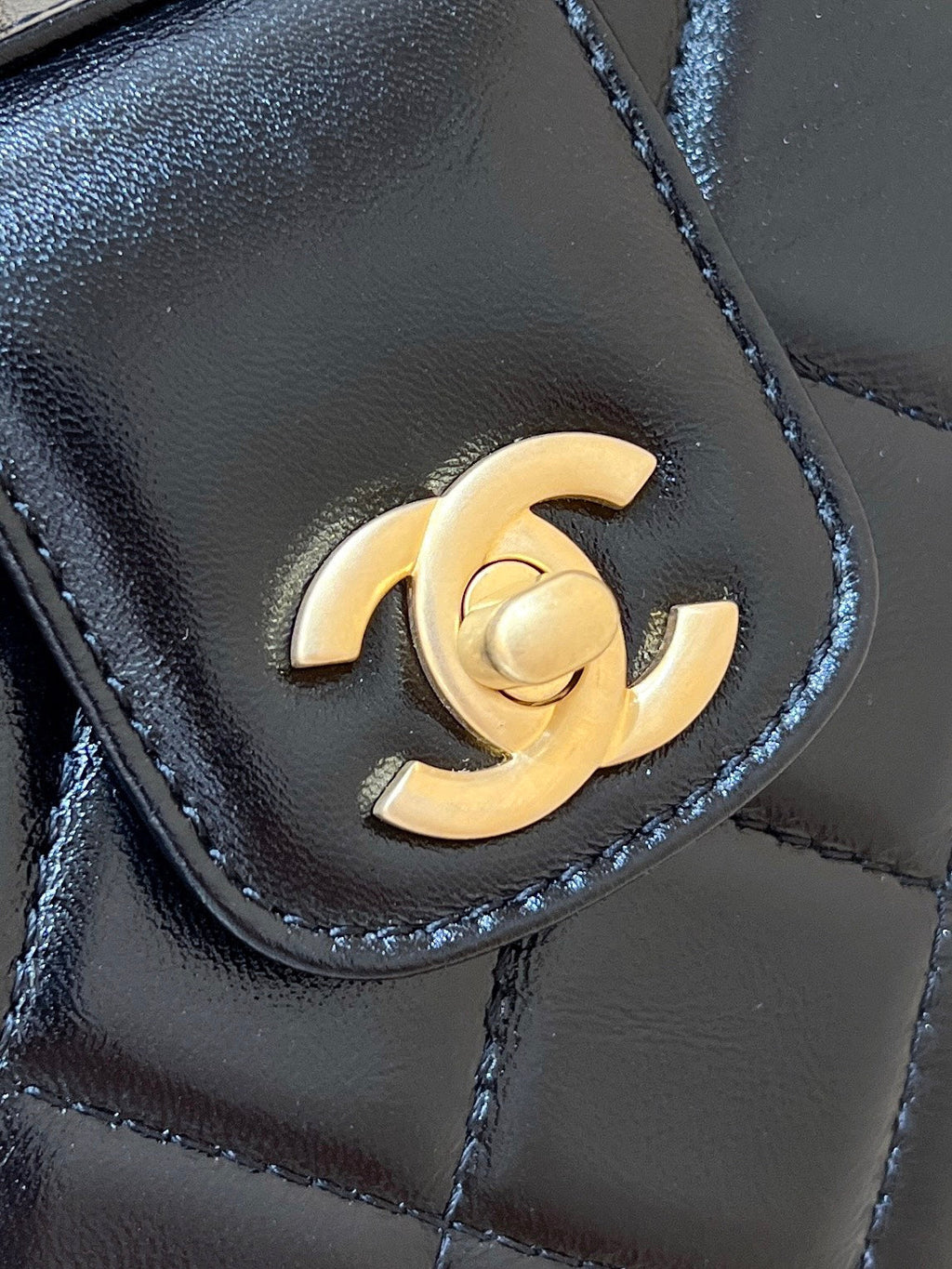 CHANEL MEDIUM TOP HANDLE BAG 23 IN BLACK OIL-WAX LAMBSKIN GOLD HARDWARE