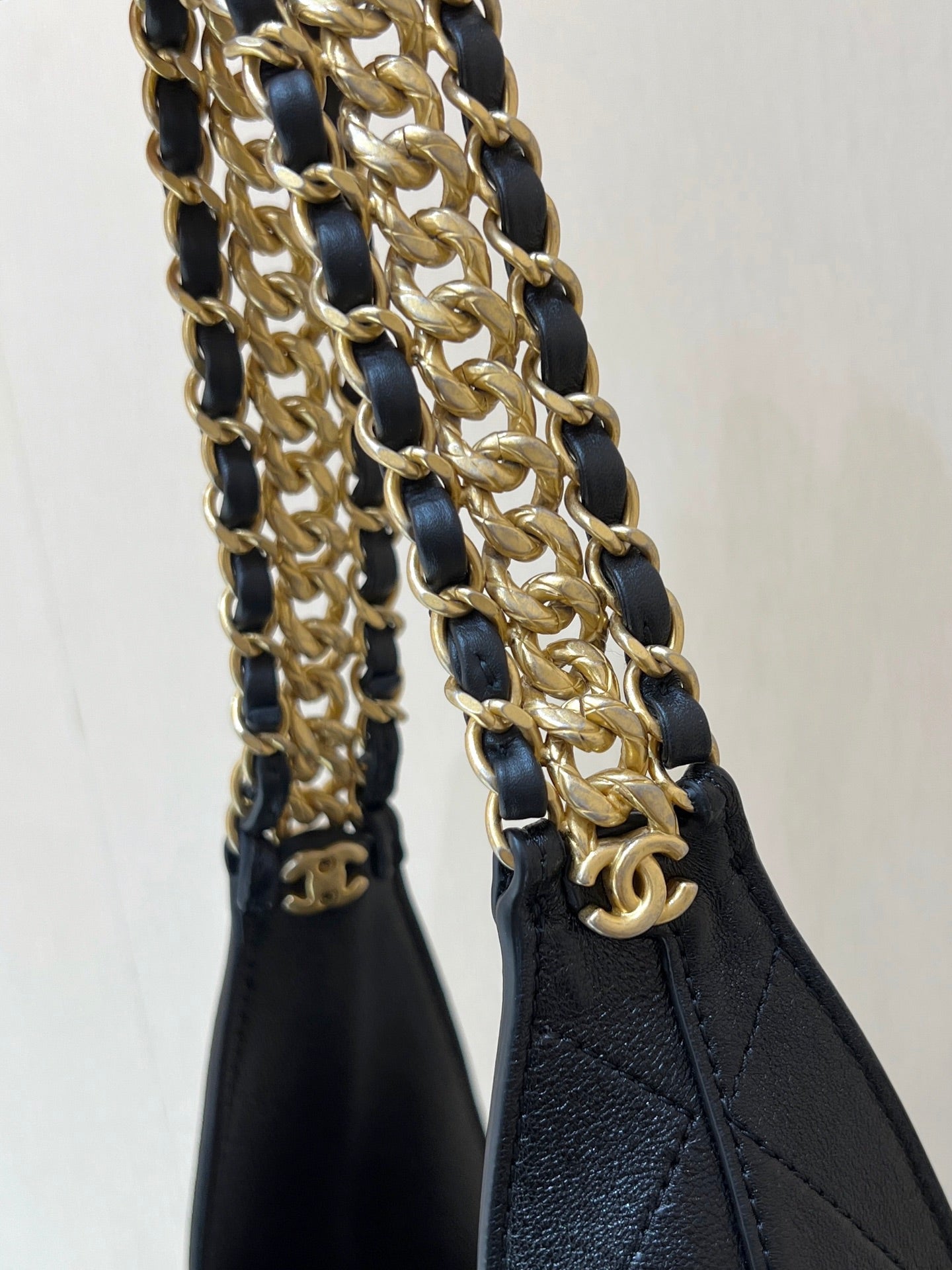 CHANEL QUILTED LARGE HOBO BAG 35 IN BLACK LAMBSKIN GOLD HARDWARE