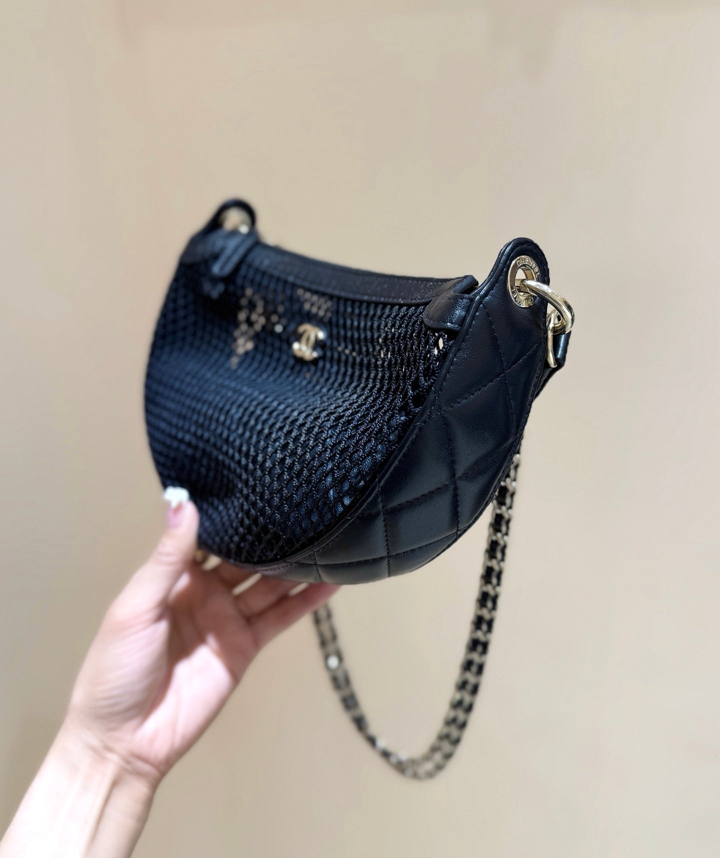 CHANEL MESH POUCH 22 IN BLACK EFFECT LAMBSKIN WITH GOLD METALLIC