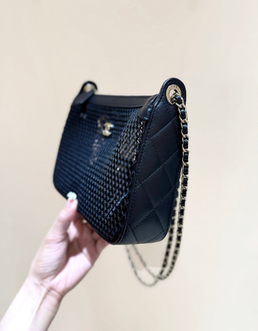 CHANEL MESH POUCH 20 IN BLACK EFFECT LAMBSKIN WITH GOLD HARDWARE
