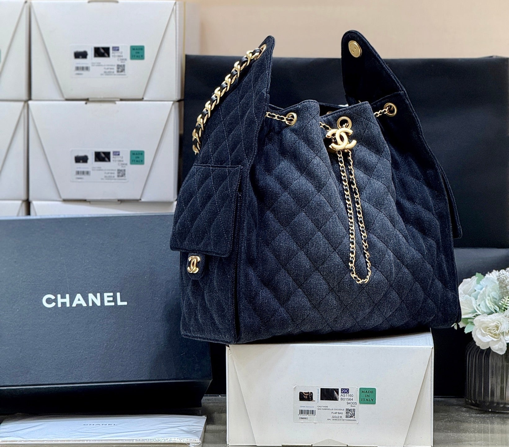CHANEL 25 HANDBAG 40 IN BLACK DENIM GOLD HARDWARE