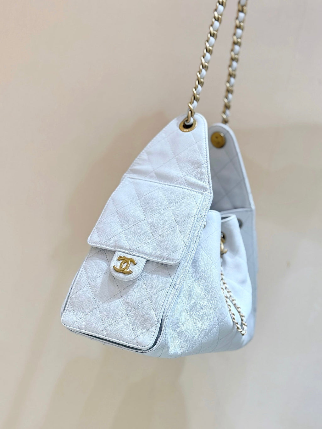 CHANEL 25 HANDBAG IN WHITE 30 GRAINED CALFSKIN GOLD HARDWARE