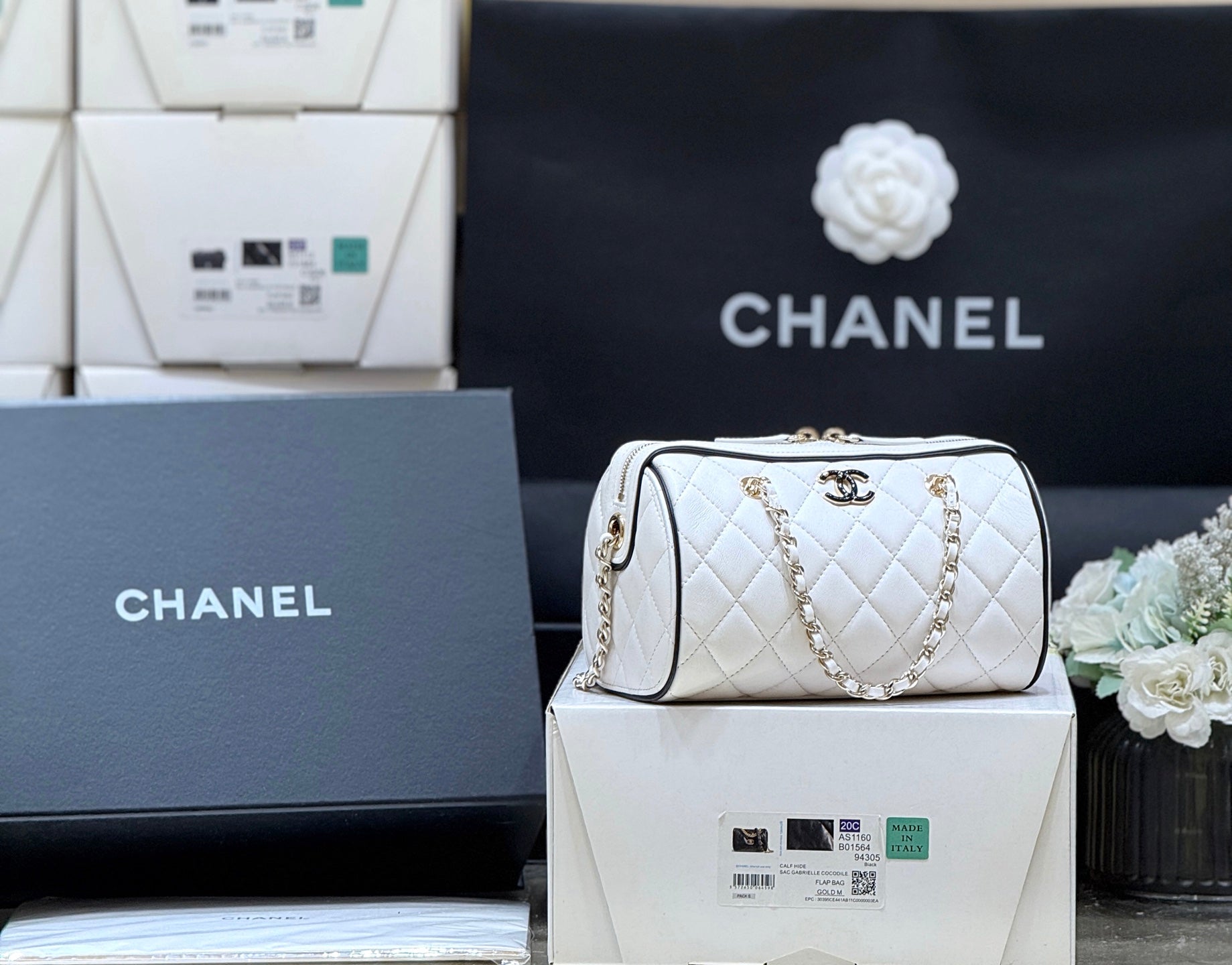 CHANEL 25S CLUTCH WITH CHAIN 18 IN WHITE LAMBSKIN