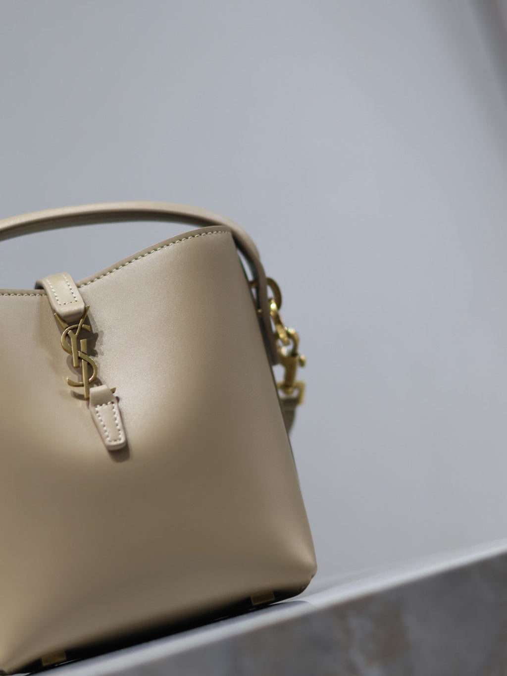 YSL 25S LE 37 BUCKET 15 IN BEIGE CALFSKIN GOLD HARDWARE