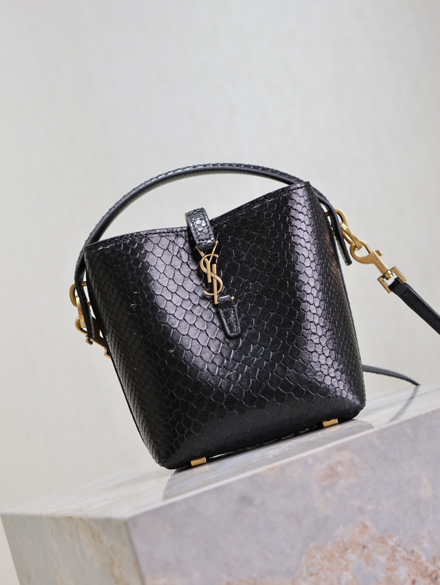 YSL 25S LE 37 BUCKET 15 IN BLACK SNAKE EMBOSSED CALFSKIN GOLD HARDWRE