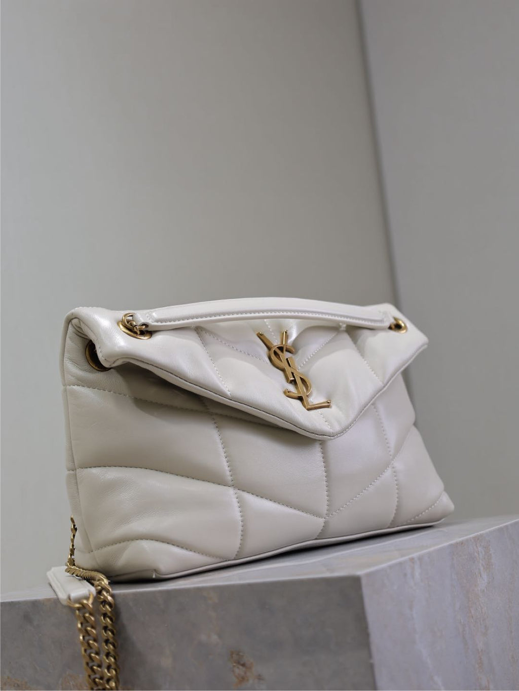 YSL 25S LOULOU PUFFER MM 29 IN BLANC VINTAGE CALFSKIN GOLD HARDWRE