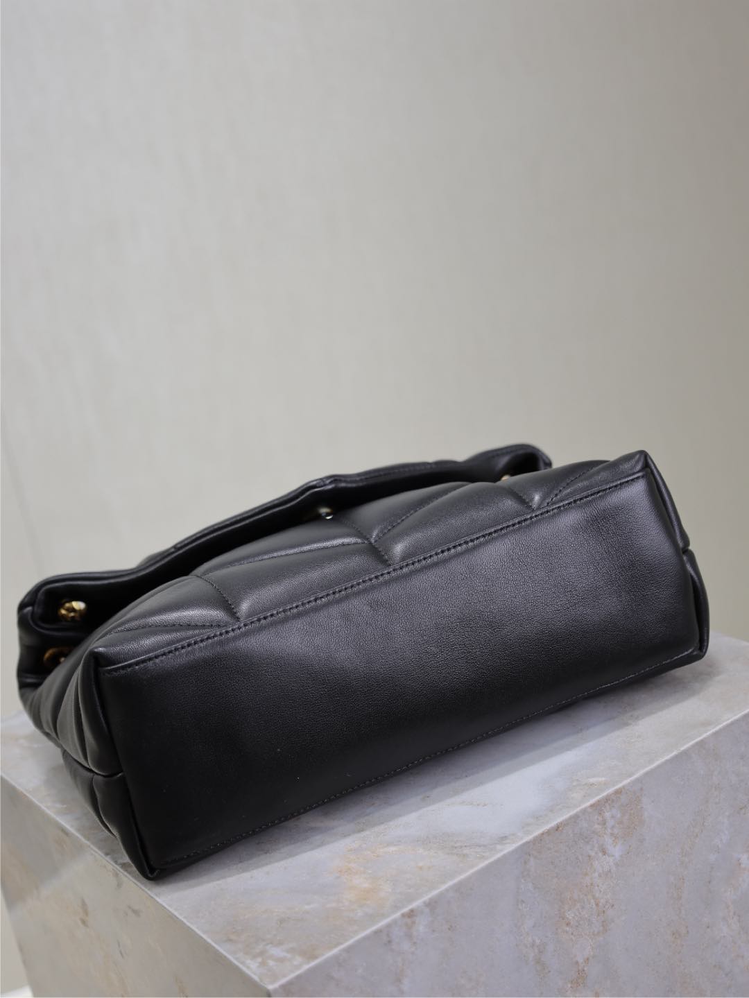 YSL 25S LOULOU PUFFER MM 29 IN BLACK CALFSKIN GOLD HARDWARE