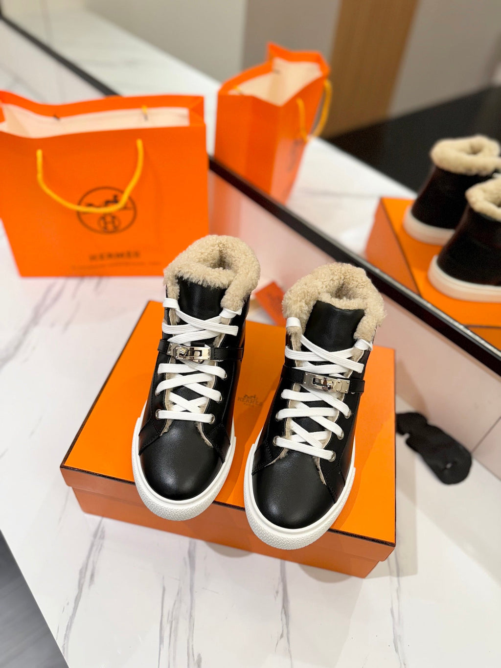 HERMES CHEALSEA BOOTS IN BLACK LAMBSKIN AND FLEECE LINING