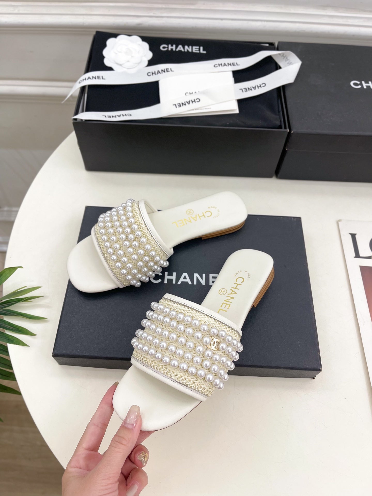 CHANEL FLAT SLIDE IN WHITE CALFSKIN WITH PEARLS
